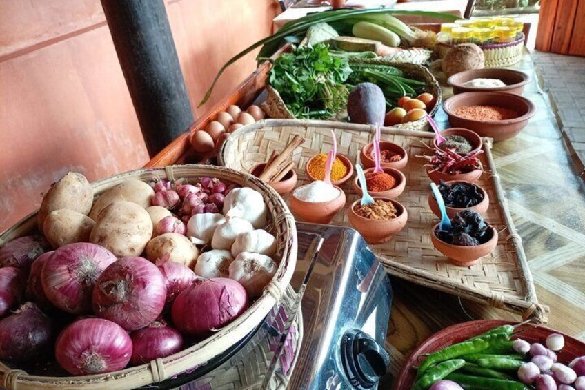 Une variété de légumes frais et d’épices étaient disposés sur une table. 2