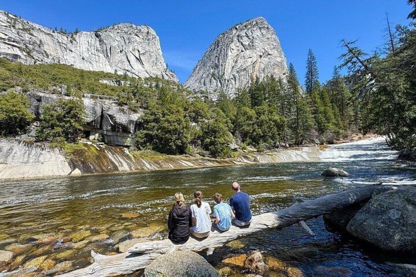 Une rivière aux eaux claires, un paysage rocheux et des montagnes en arrière-plan. 4