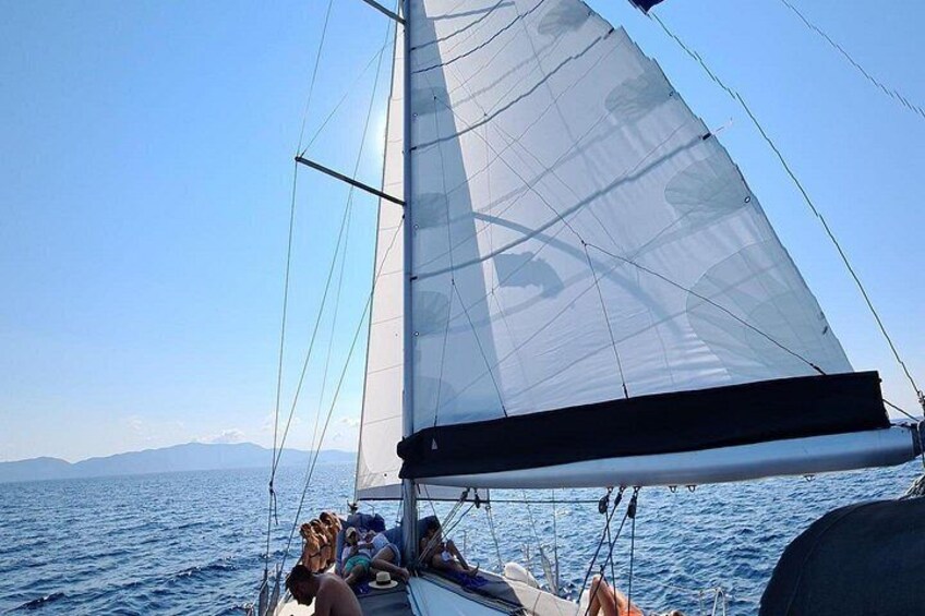 Eine Segelyacht mit großem Segel auf dem Wasser. 3