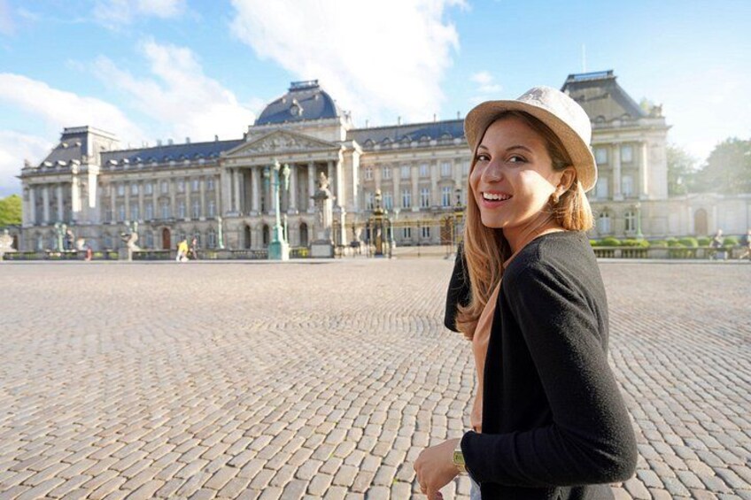 Eine Frau mit Hut steht vor einem historischen Gebäude mit Säulen und einer Kuppel. 2