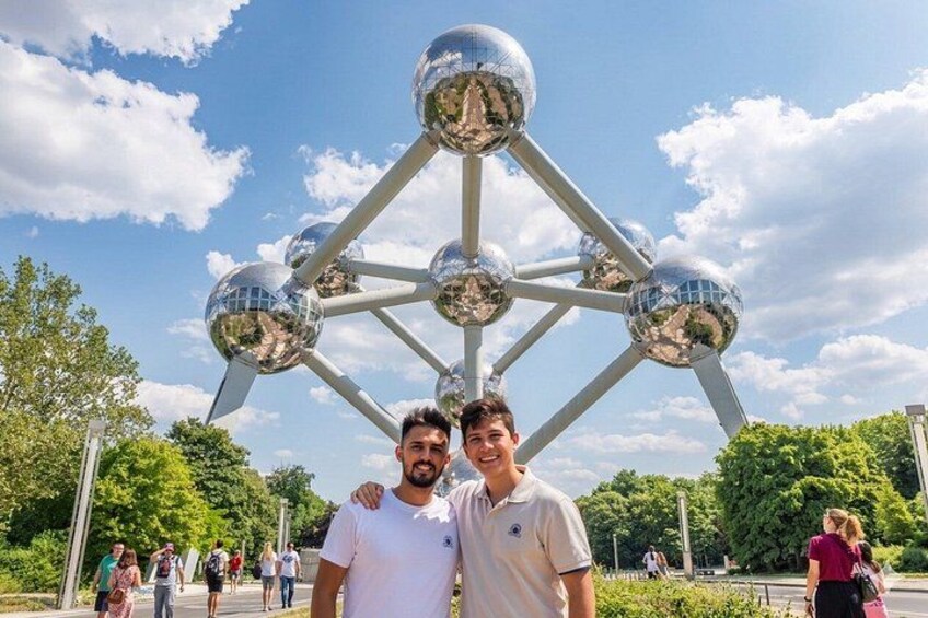 Eine Metallskulptur mit kugelförmigen Elementen vor blauem Himmel. 1