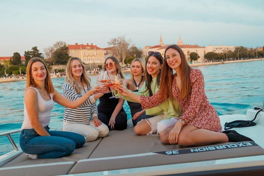 Un grupo de personas en un barco con un paisaje urbano de fondo. 1
