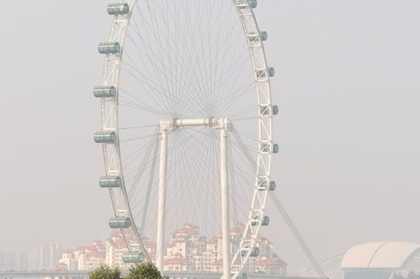 Une grande roue avec une vue sur la ville en arrière-plan. 2