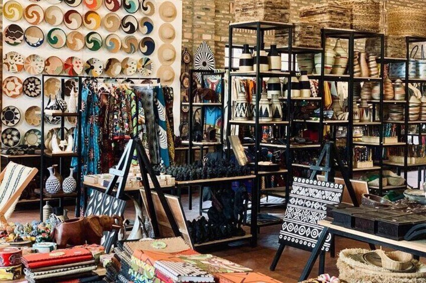 Un magasin de loisirs créatifs où l’on trouve des étagères remplies de poteries et de tissus. 2