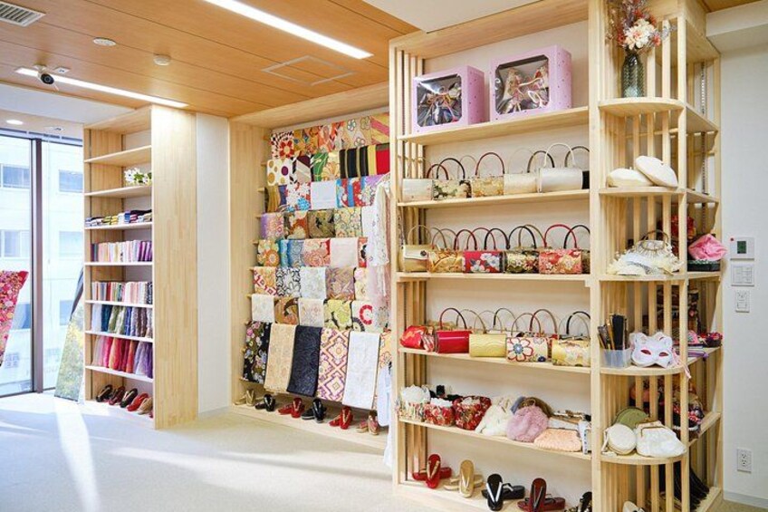 Een winkel met schappen vol handtassen en schoenen. 4
