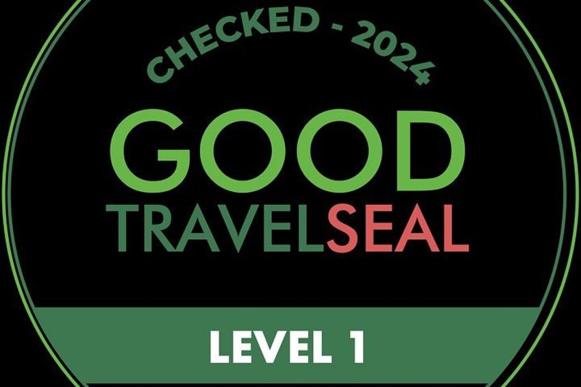 Un logotipo verde y negro con el texto 'GOOD TRAVEL SEAL LEVEL 1'. 2