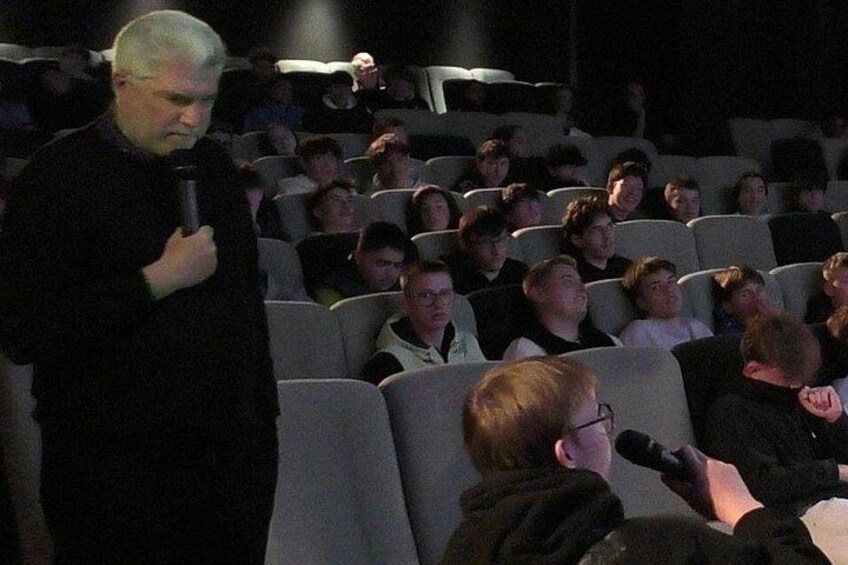 Rodolphe in dialogue with some teenagers about WW2 and the D-Day invasion. 2