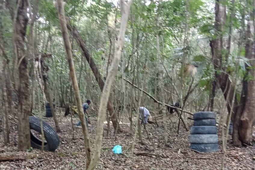 Bosque con gente y neumáticos dispersos. 4
