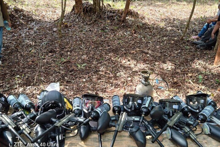 Un conjunto de rifles y un cilindro de gas en un entorno boscoso. 3
