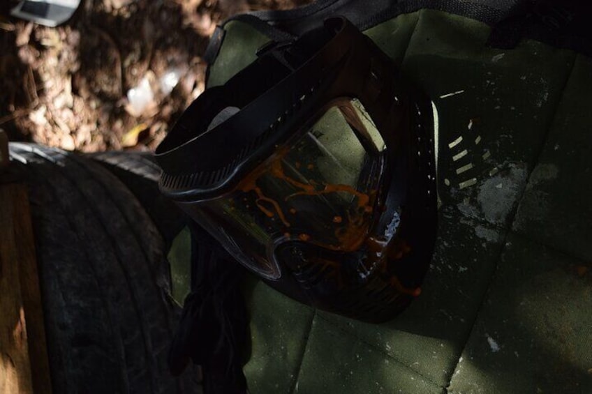 Un casco con visera sobre una superficie verde. 5