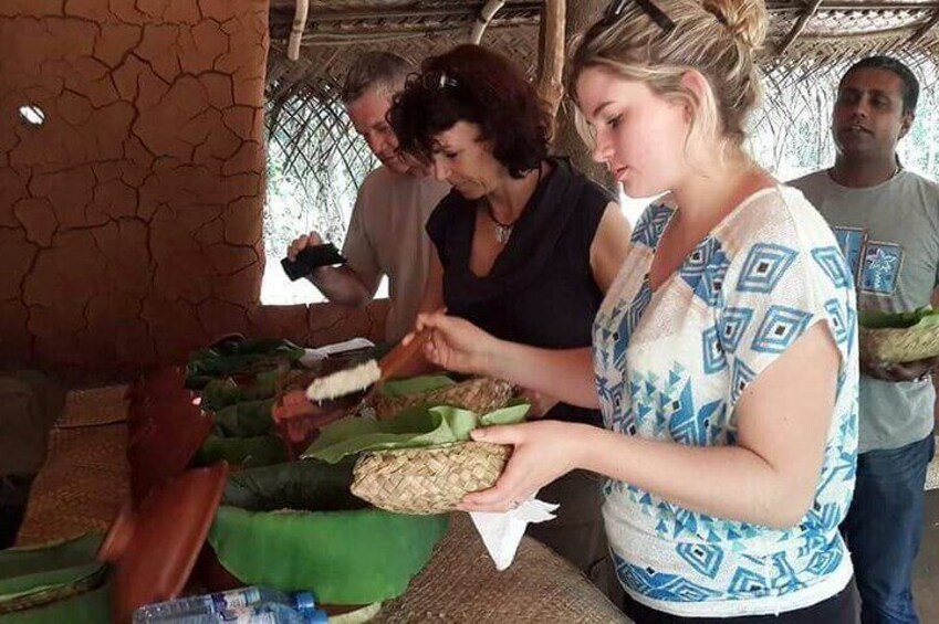 Personas preparando comida con verduras y una cesta de mimbre. 4