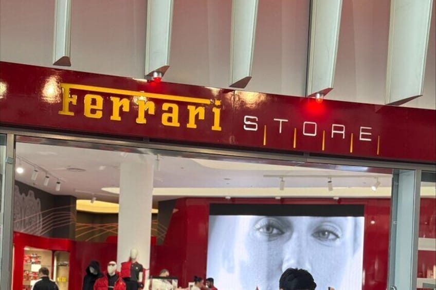 Une vitrine avec un grand écran affichant un visage. 3