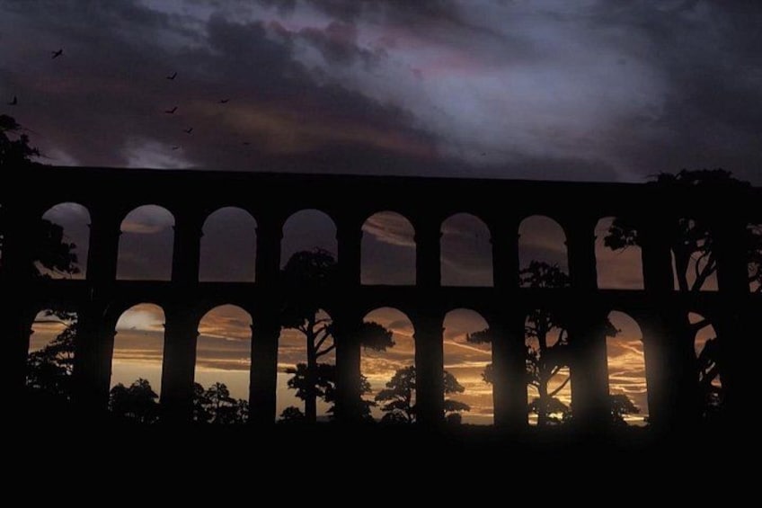 Silhouet van een gebogen brug tegen een zonsondergang. 2