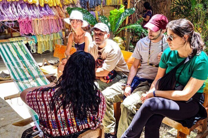 Un groupe de personnes assises à l’extérieur, en pleine discussion. 4