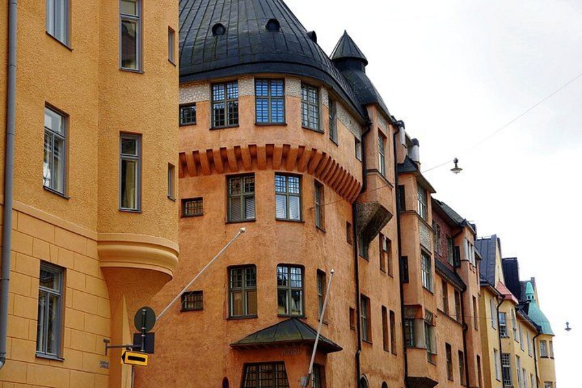 En række historiske bygninger med særlige arkitektoniske detaljer, herunder buede facader og kuppelformede tage. 2