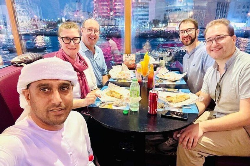 Un groupe de personnes est réuni autour d’une table, avec une vue sur le paysage urbain. 4