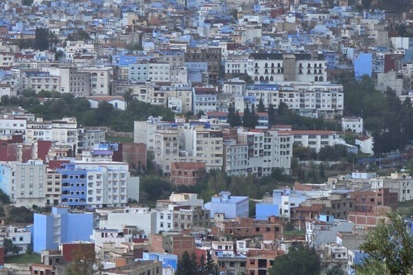 Una zona urbana densa con una diversidad de estilos y colores de construcción, incluyendo edificios con tejados azules. 4