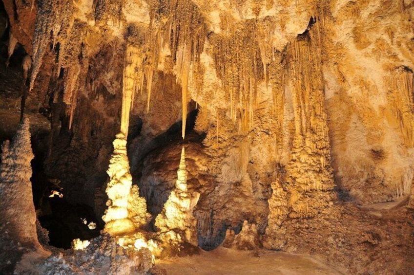 Une grotte ornée de stalactites et de stalagmites. 4