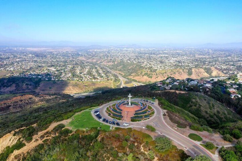 Un parc circulaire avec un monument au centre, entouré de routes et de verdure. 5