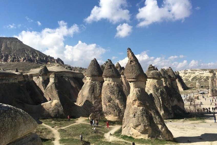 Un paysage caractérisé par des formations rocheuses imposantes et un ciel dégagé. 3