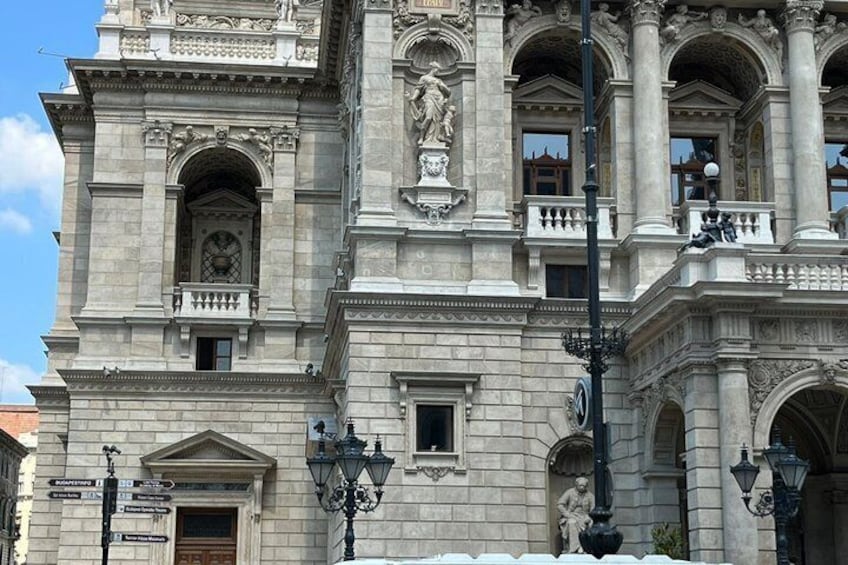 Budapest Public BeerBus Sightseeing Tour - Unlimited Beer -90 Min 2