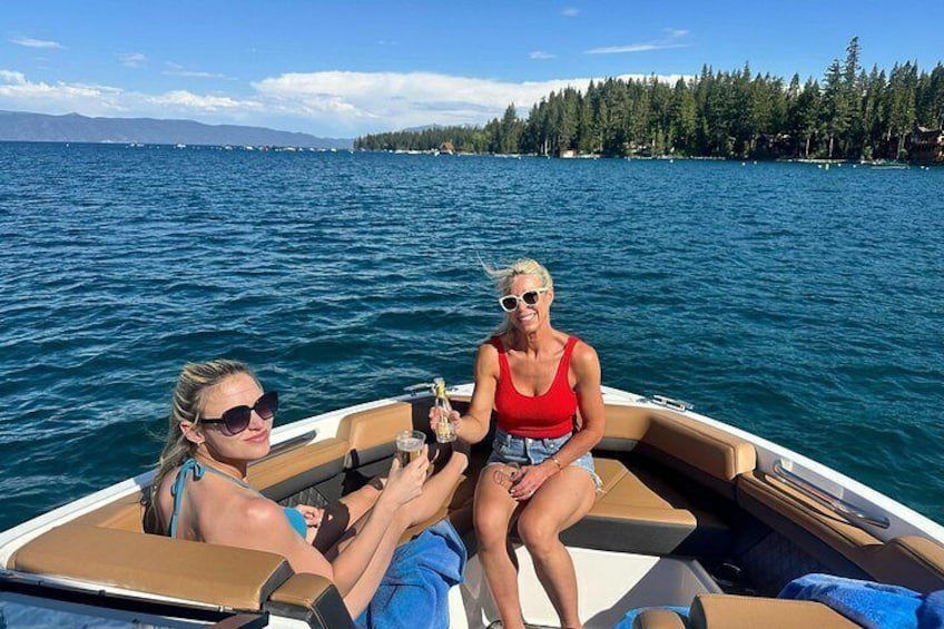 Zwei Personen in einem Boot auf einem See, im Hintergrund ein bewaldeter Uferstreifen. 2