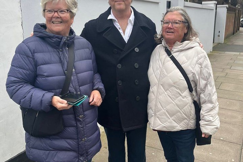 Trois personnes se tiennent à l’extérieur, et l’une d’entre elles tient une tablette. 2