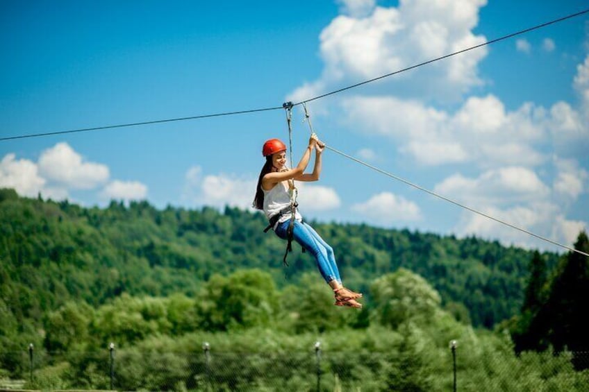 Una persona che fa zipline sopra una zona boschiva. 4