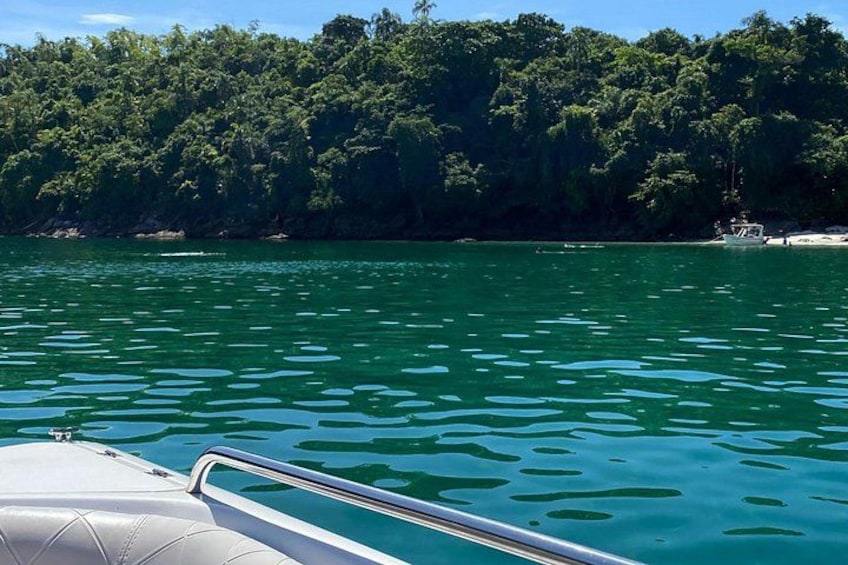 Ein Boot auf einem ruhigen See mit bewaldeter Uferlinie. 3
