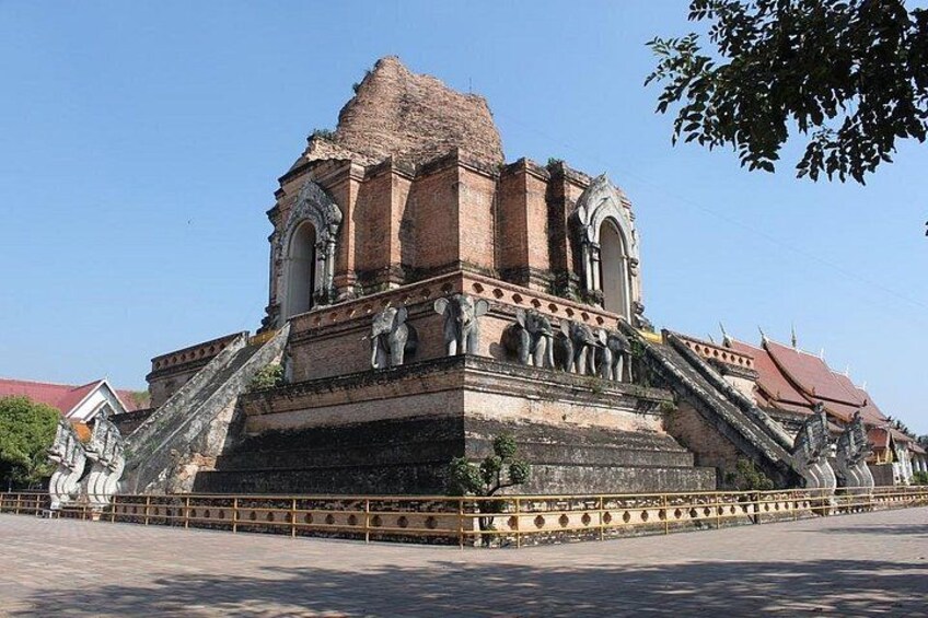 Un edificio storico con una grande cupola e statue sulla scalinata. 5