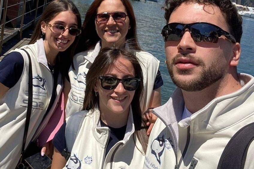 Un grupo de personas en un bote, usando chalecos salvavidas. 2