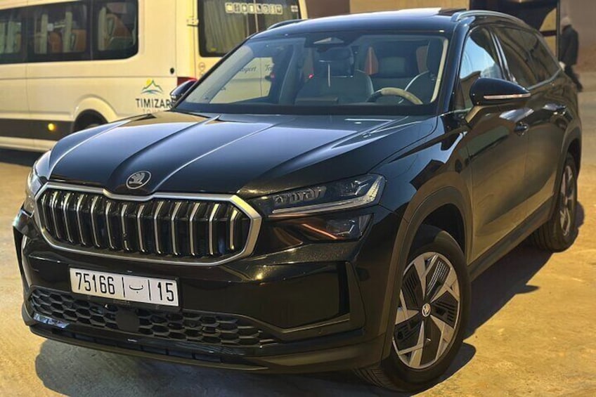 Un SUV negro con patente visible, el número 75166 y el número 115. 5