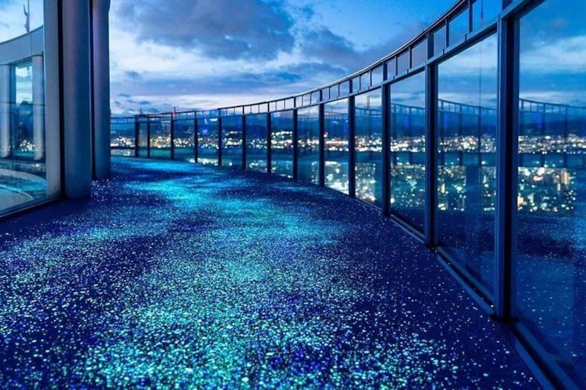 Watch the night sky be slowly illuminated at the Umeda Sky Building Kuchu Teien Observatory 2