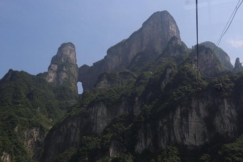 Cordillera montañosa con una formación rocosa destacada y un teleférico. 1