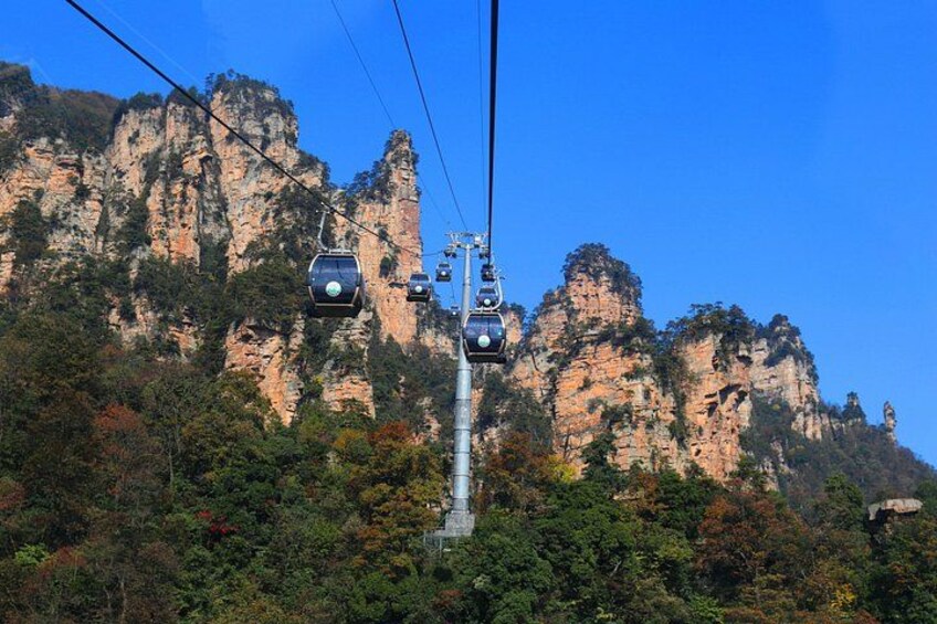 Un sistema de teleférico con cables sobre un paisaje montañoso. 3