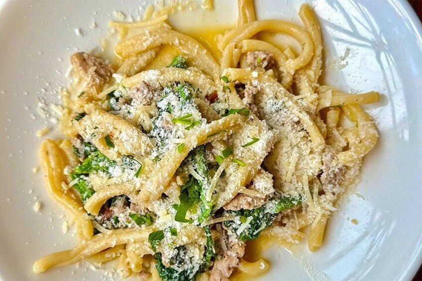 Een bord pasta met vlees, kaas en kruiden. 2