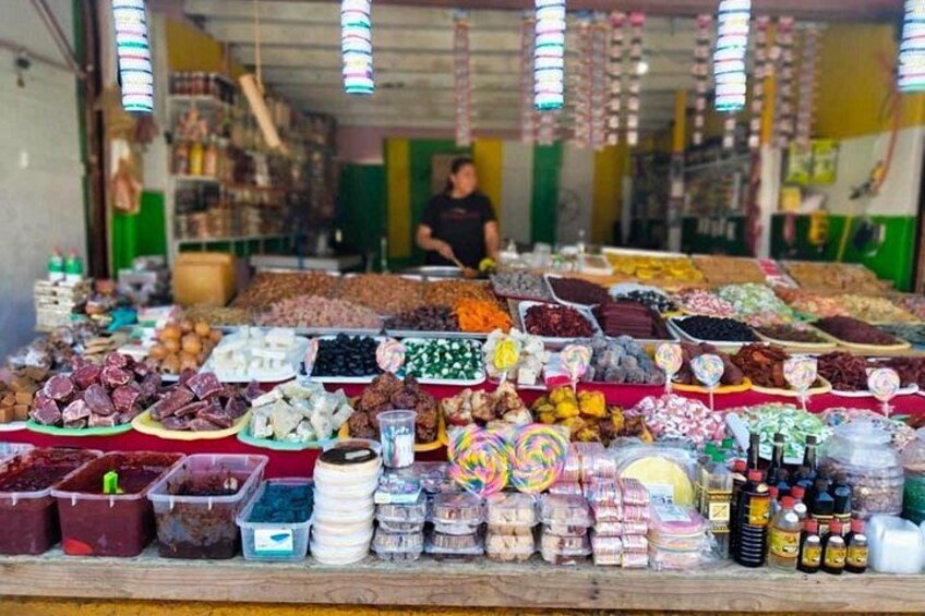 Un puesto de mercado con diversos alimentos y condimentos. 4