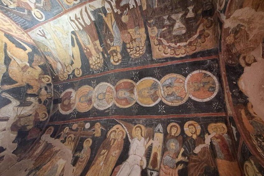 Un mosaico detallado con figuras religiosas y diseños. 4