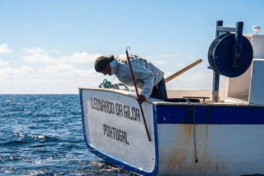 Un hombre en un bote llamado 'LEONARDO DA GILDA PORTUGAL' en el agua. 1