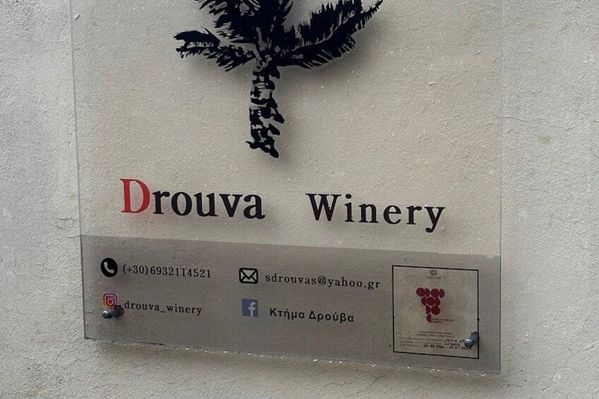 Une enseigne pour le domaine viticole Drouva, avec les coordonnées et les icônes des réseaux sociaux. 5