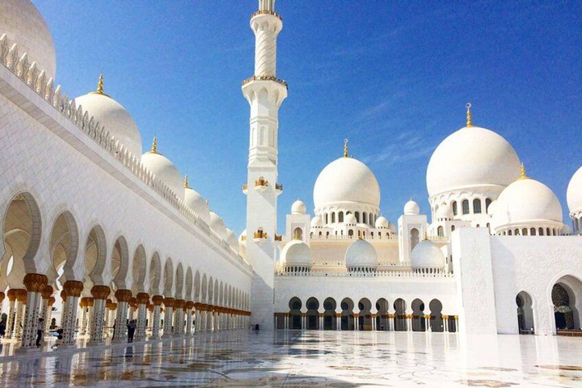 Eine große weiße Moschee mit mehreren Kuppeln und Minaretten. 1