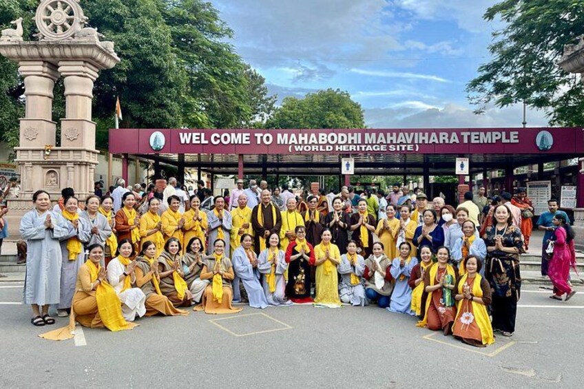 A group of people at the Mahabodhi Mahavihara Temple, a World Heritage Site. 2