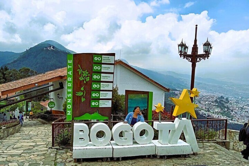 Segnale che indica Bogota con una montagna sullo sfondo. 1
