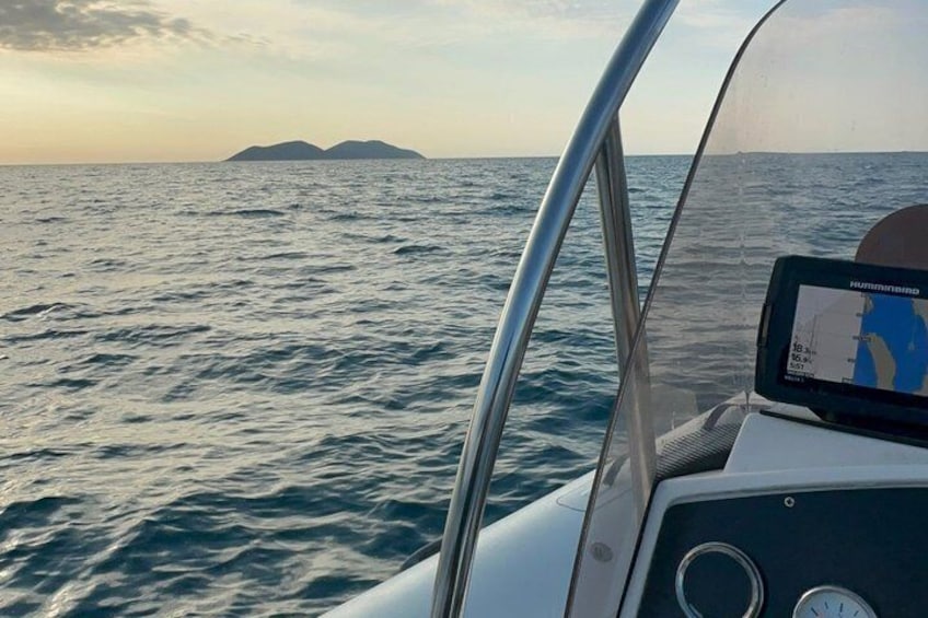 Bådens indre med et kortdisplay og udsigt til havet og fjerne øer. 3