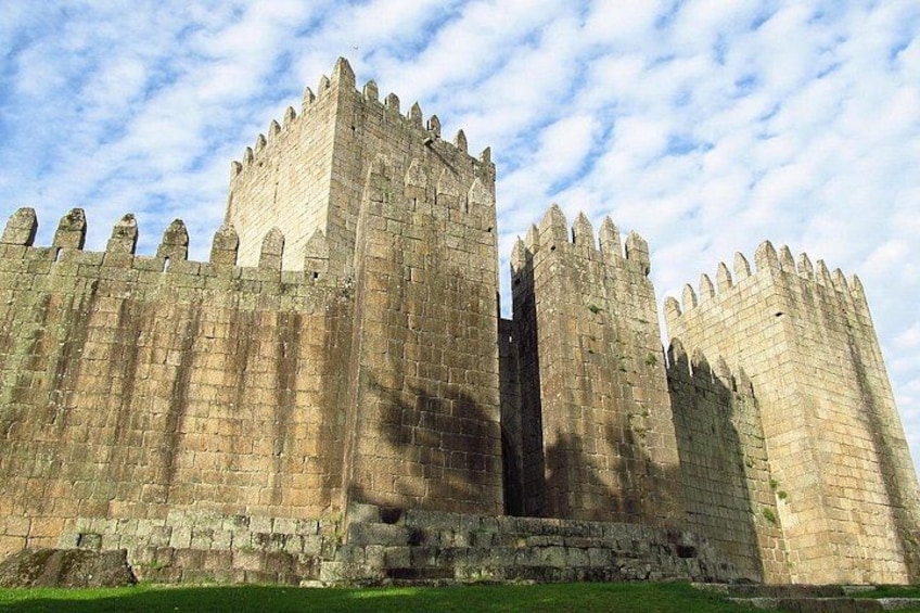 Guimarães Medieval Quest: Break the Curse and Save the City 1