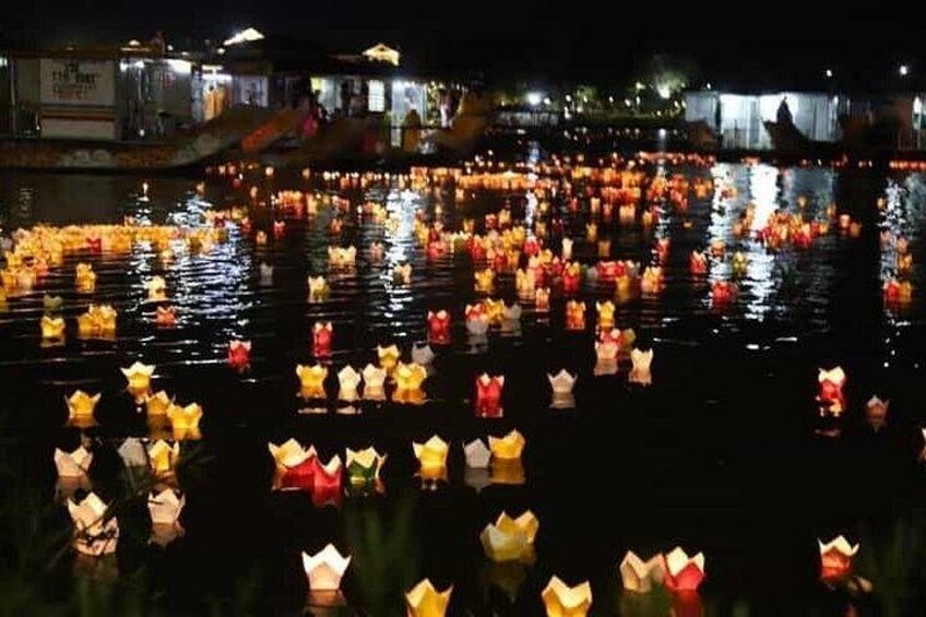 Hoi An Hoai River Boat Trip by Night and Floating Lantern 4