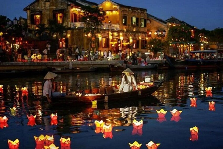 Hoi An Hoai River Boat Trip by Night and Floating Lantern 1
