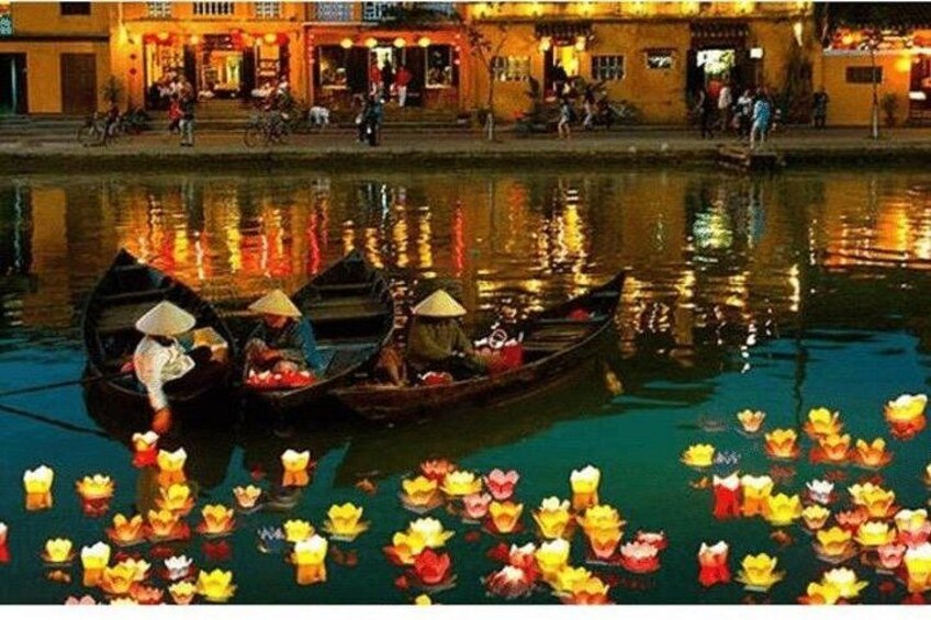 Hoi An Hoai River Boat Trip by Night and Floating Lantern 5