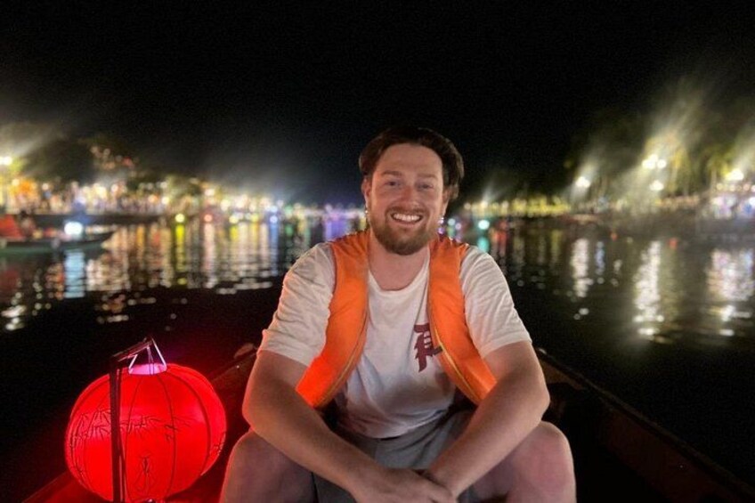 Hoi An Hoai River Boat Trip by Night and Floating Lantern 2