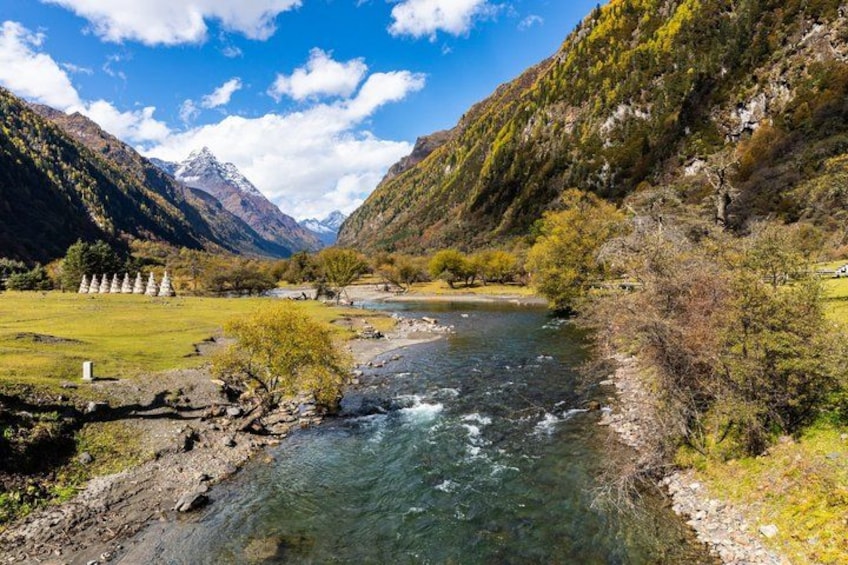 En flod der snor sig gennem en dal med bjerge i baggrunden. 4